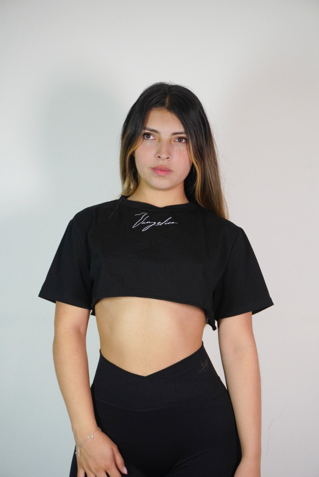 Camiseta Recortada Fuente Cursiva