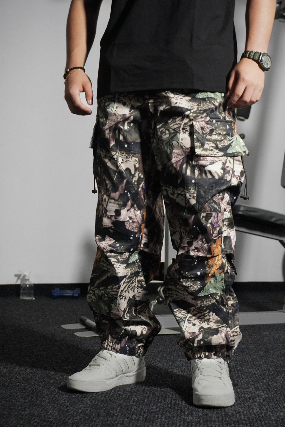 JOGGER OVERSIZE ESTAMPADO DE HOJAS