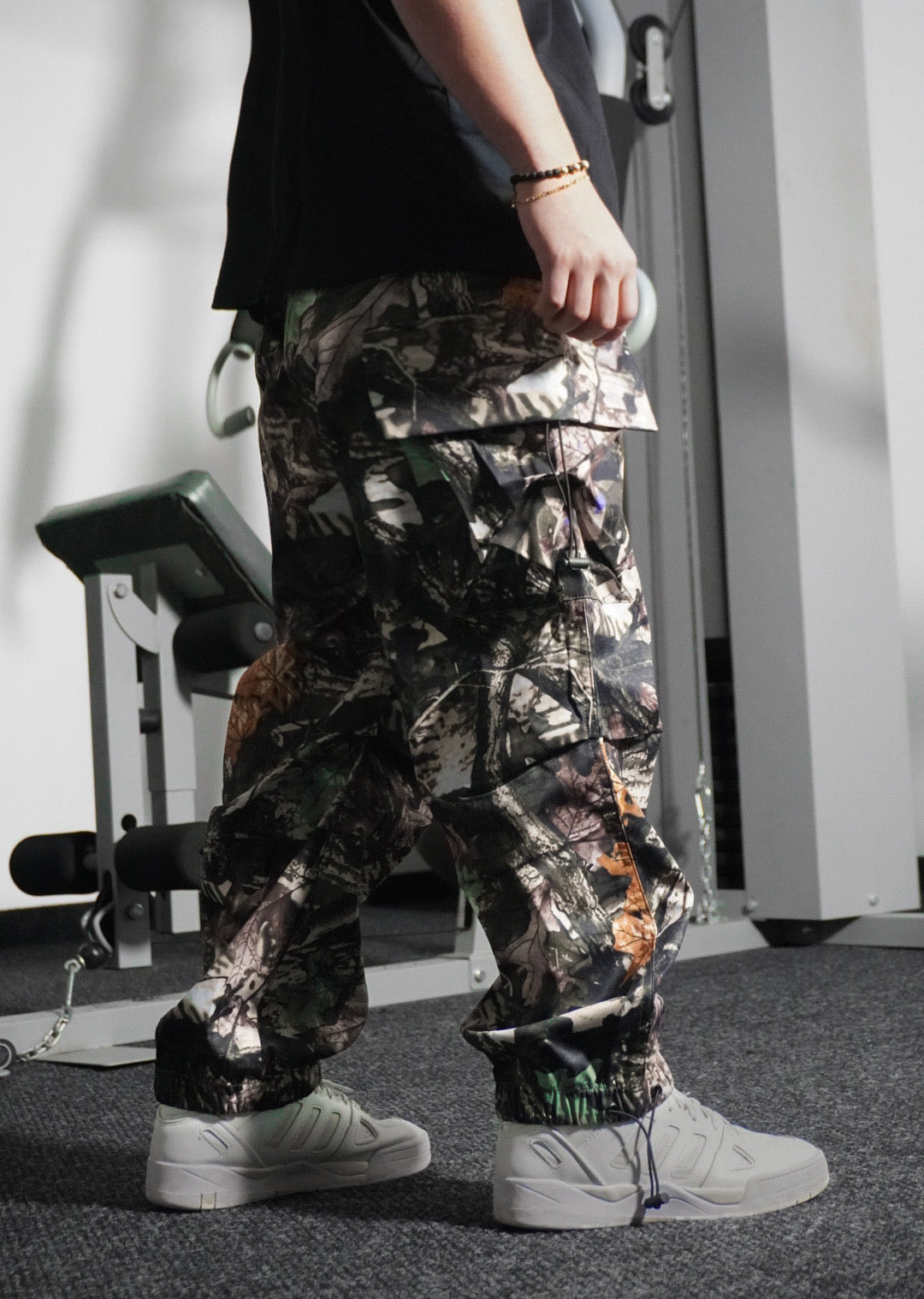 JOGGER OVERSIZE ESTAMPADO DE HOJAS