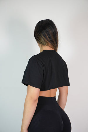 CAMISETA RECORTADA FUENTE CURSIVA